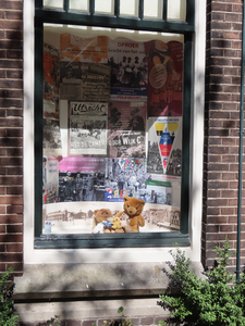 848869 Afbeelding van het vitrinevenster van het Nederlands Volksbuurtmuseum (Waterstraat 27-29) te Utrecht, met oude ...